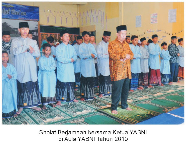 Sholat Berjamaah bersama Ketua YABNI di AULA - 2019