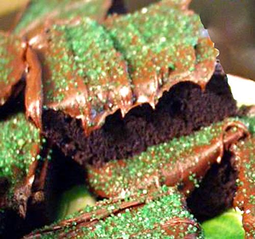 Guinness Brownies: Rich chocolate and guinness brownies topped with a guinness and chocolate frosting and decorated with green sugar crystals for St Patrick's Day