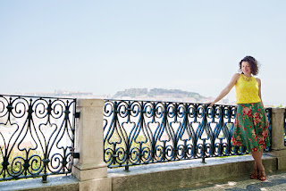 Fotografia em Portugal - um roteiro fotográfico à sua maneira Miradouro de São Pedro de Alcântara com grade e pessoa com blusa amarela e saia estampada