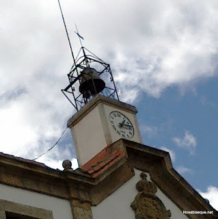 El reloj de la fachada principal del ayuntamiento de Candelario Salamanca