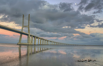 Fotografia Ponte Vasco da Gama Lisboa A ponte entre a luz e a sombra