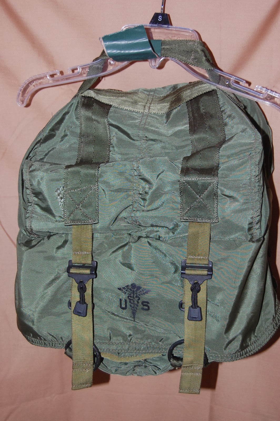 Webbingbabel: US Army M17 Medic Bag , C R Daniels inc.
