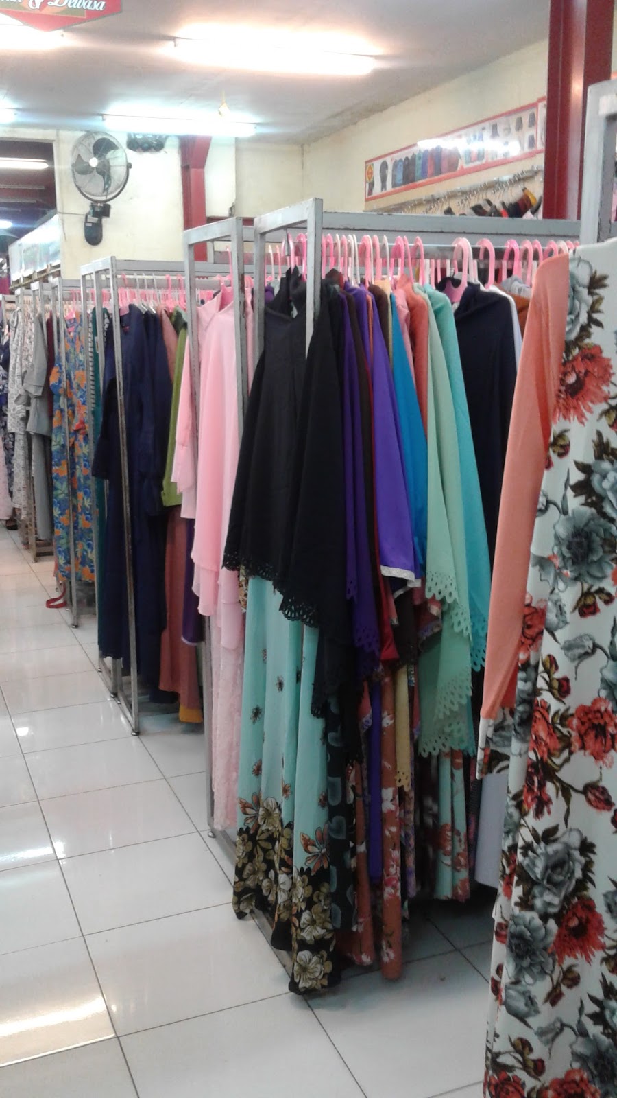 Contoh Display Gamis  Dengan Rak Gantung