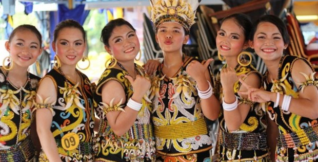 Faktor Penyebab Keberagaman Masyarakat Indonesia Berbagi