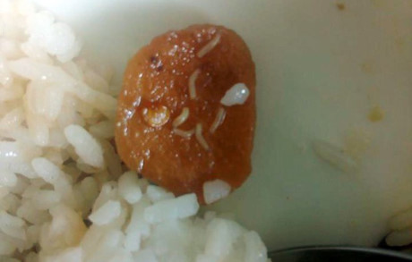 Hủy hợp đồng, đóng cửa quán cơm có dòi tại KTX ĐH Quốc gia - Ảnh 3 Huy hop dong, dong cua quan com co doi tai KTX DH Quoc gia - Anh 3