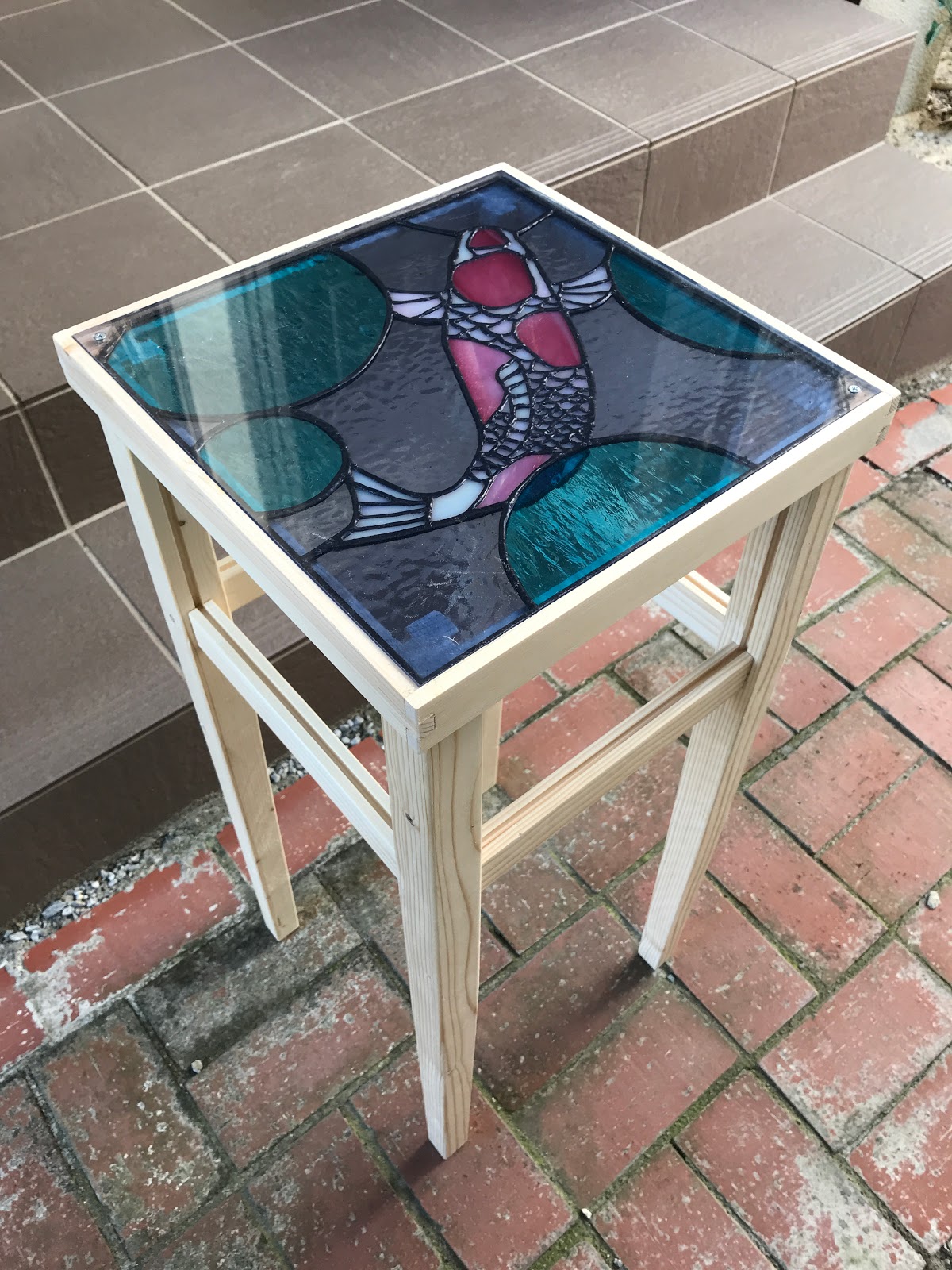 KAZUONAのステンドグラスと木工 ステンドグラス入りの小テーブル(09)