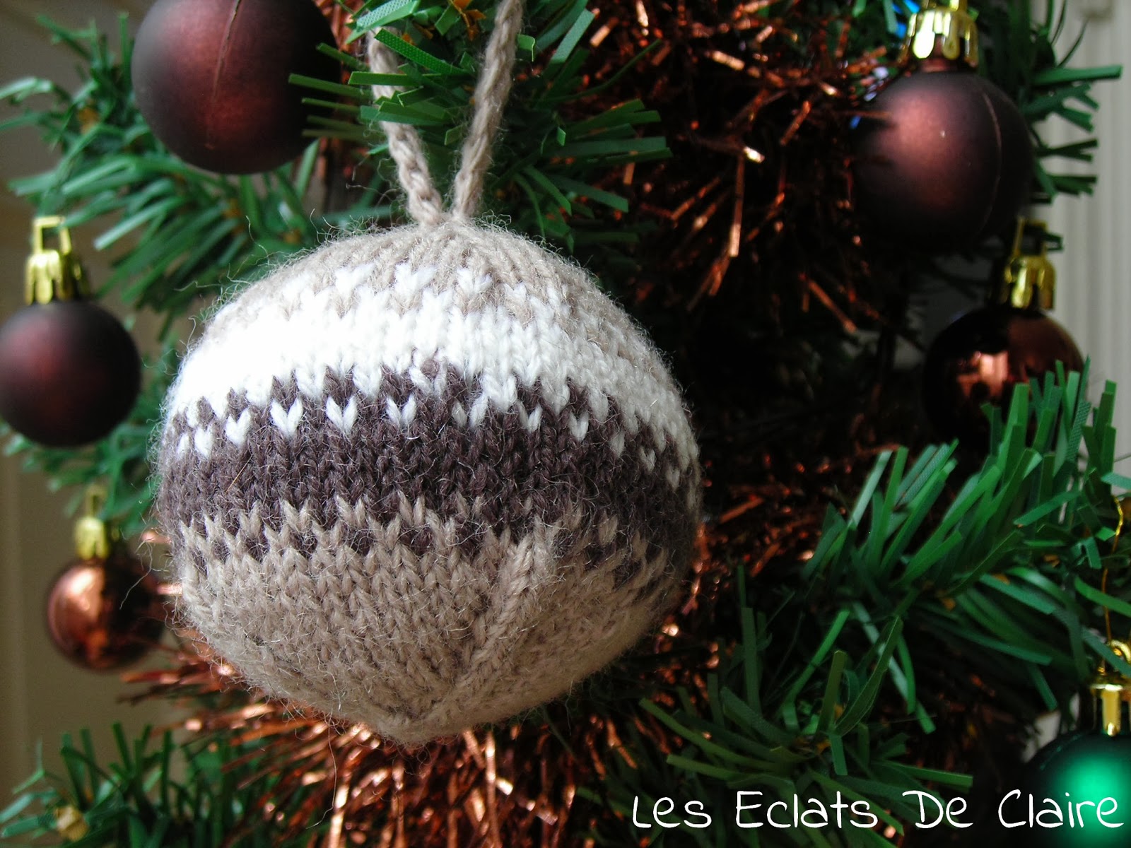 Claire dans tous ses éclats : Boules de Noël tricotées.