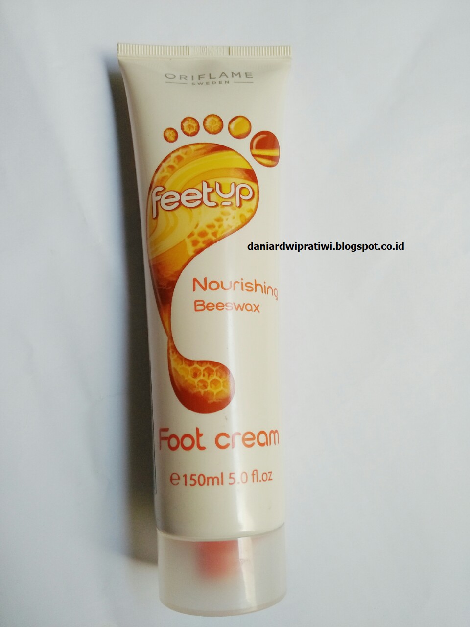 Review Oriflame Feet Up Nourishing Beeswax Foot Cream daniar's coming