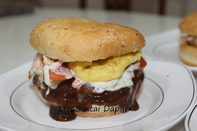 INTAI DAPUR: Burger Sos Lada Hitam