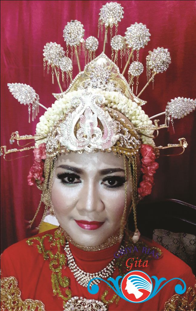 PESONA PENGANTIN BETAWI DENGAN KEBAYA  MERAH