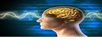 Figura de cabeza con cerebro con onda de luz que penetra el pensamiento o raciocino