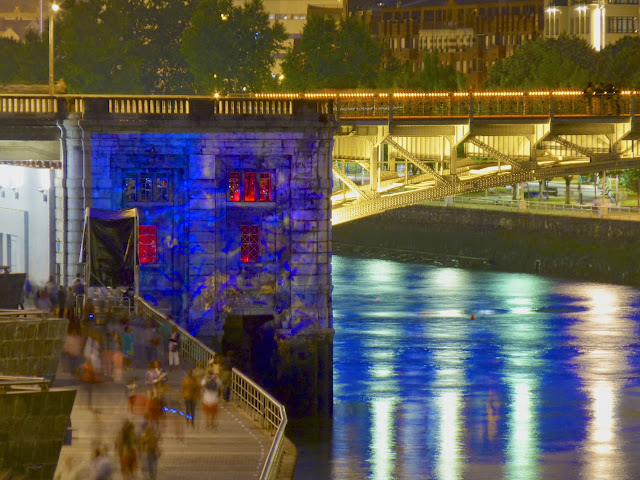 Noche Blanca Bilbao 2014 Acuarios sobre los Pilares del Puente de Deusto