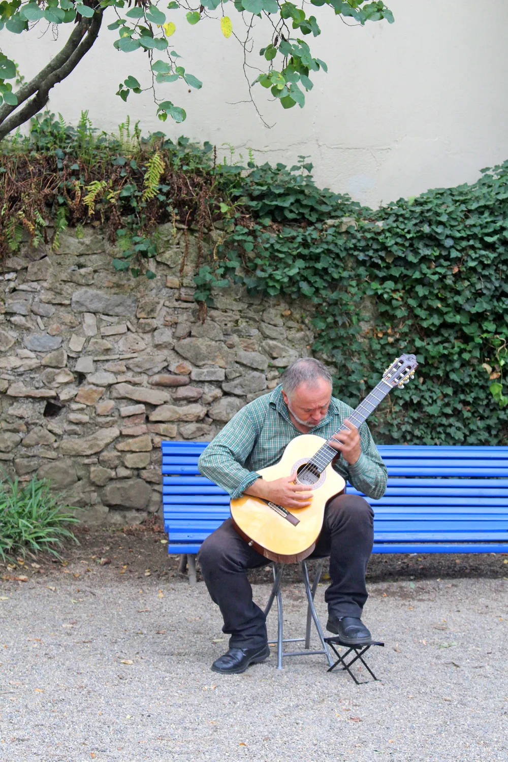Guitarist in Girona, Spain - travel & lifestyle blog