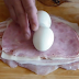 Envuelve un huevo en tocino, queso, y pollo y cuando lo saca del horno… ¡tienes que verlo!