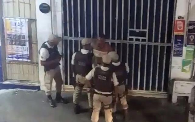 Homem é cercado e agredido por policial militar em Salvador; veja vídeo
