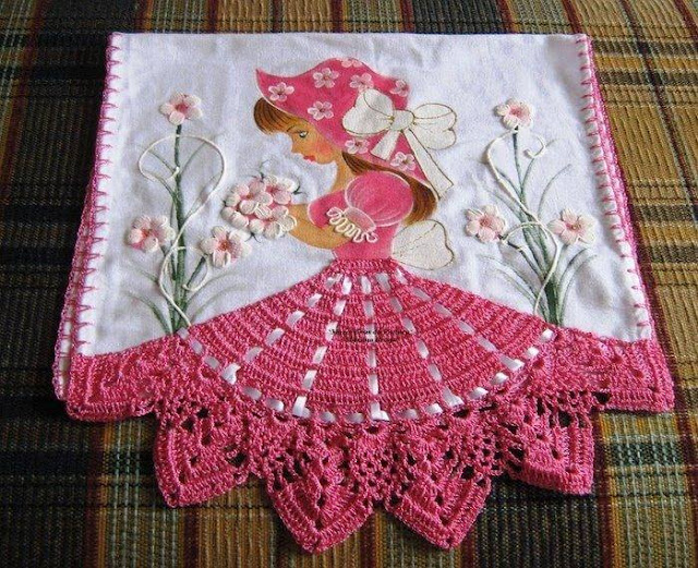 vestido de boneca de crochê para pano de prato