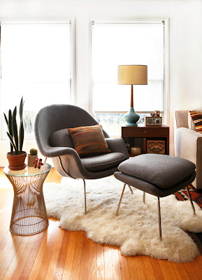 Living room with grey Womb Chair