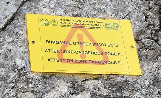 Żółta tabliczka przypomina o niebezpieczeństwach.