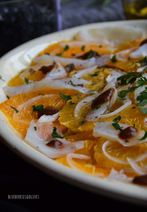 ENSALADA DE BACALAO Y NARANJA CON ALIÑO DE AJO NEGRO 