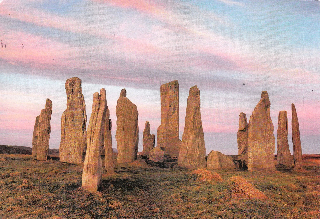 Standing stones. Calanais standing Stones. Круг Бродгара памятники неолита на Оркнейских островах. Камни Калланиш. Камень Бродгара рисунки.