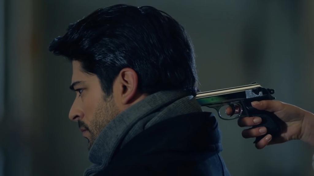 Wieczna miłość odcinek 194: Asu celuje do Kemala z broni! Nihan atakuje Zeynep i dowiaduje się o jej ciąży! [Streszczenie + Zdjęcia]