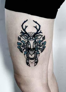 Tatuagem de cervo na coxa