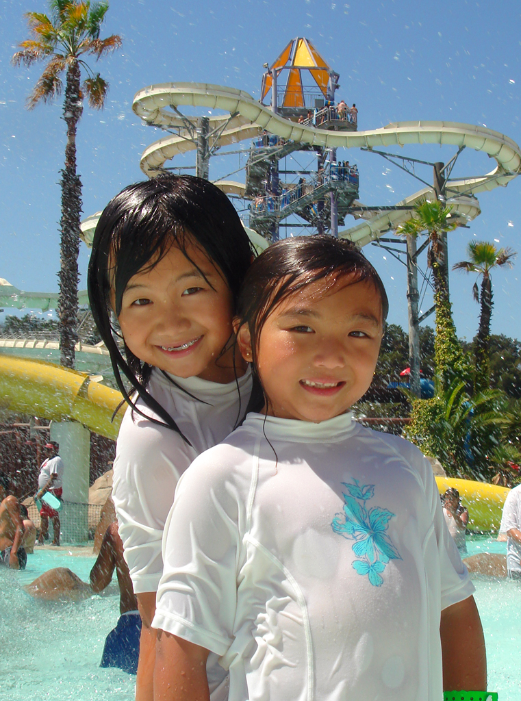 2-little-munchkins-a-hot-day-at-raging-waters