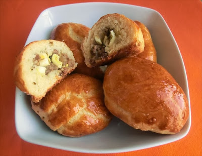 pirozki con ripieno di carne di bovino, cipolle e uova sode