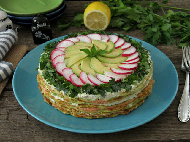 Кабачковый торт с начинкой из феты, авокадо и икры мойвы