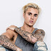 Justin Bieber joga chiclete mascado para fã durante show