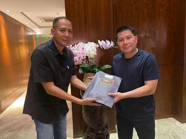 Roycke Harry Langie Serahkan Tali Asih Kapolri ke 3 Personil Anumerta Polres Mamberamo Raya Roycke Harry Langie Serahkan Tali Asih Kapolri ke 3 Personil Anumerta Polres Mamberamo Raya