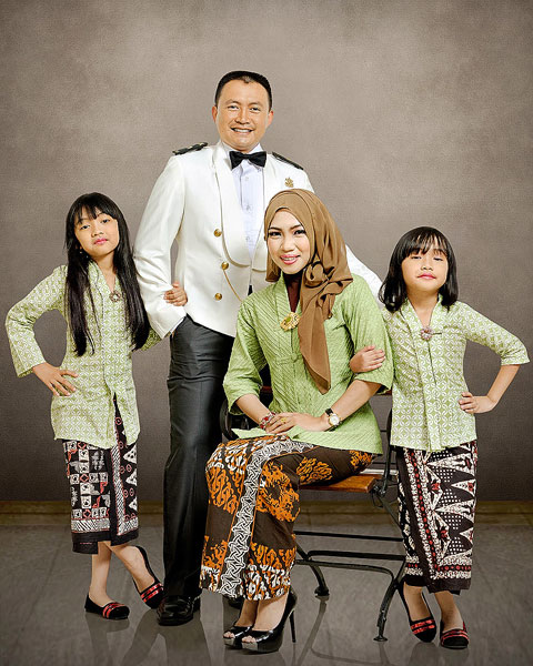 pose foto keluarga di studio; instagramable; foto keluarga formal; foto keluarga outdoor; contoh foto keluarga lucu; contoh foto keluarga 4 orang; foto keluarga besar; foto keluarga kecil; kumpulan contoh photo keluarga