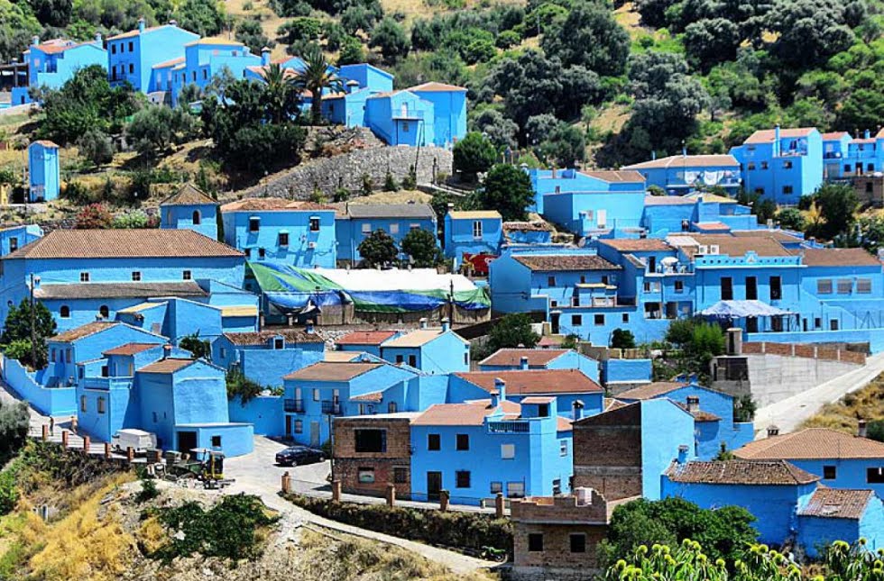 Spagna: Juzcar il paese de "I Puffi" in Andalusia. Spagna: Juzcar il paese de "I Puffi" in Andalusia.