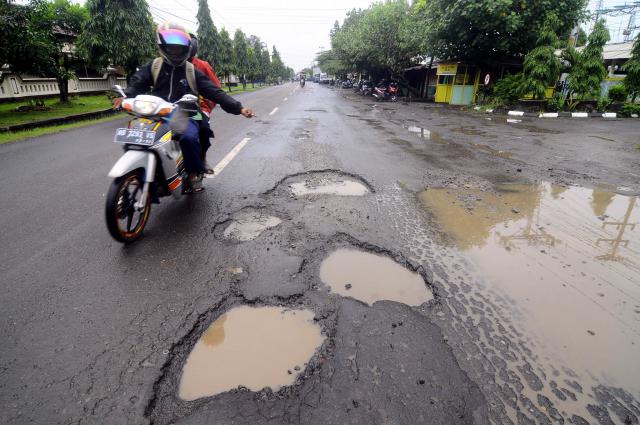 Keren! Pria ini Mendapat Banyak Pujian. Lihat yang Dilakukanya di Jalan yang Rusak Keren! Pria ini Mendapat Banyak Pujian. Lihat yang Dilakukanya di Jalan yang Rusak