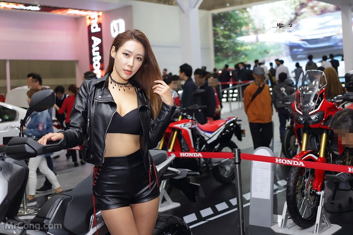 Kim Tae Hee&#39;s beauty at the Seoul Motor Show 2017 (230 photos) photo 2-5