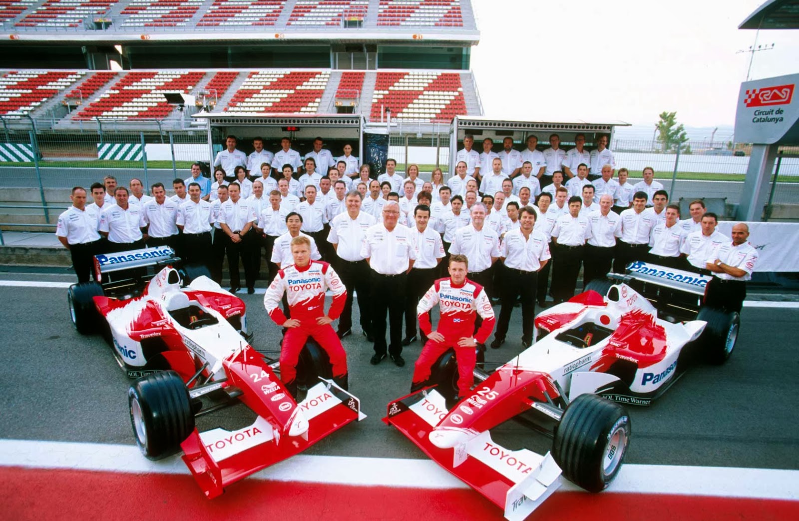 Команда формулы 1 8. Toyota f1 2002. Toyota f1 Team. Toyota f1 2007. Пилоты Toyota f1 2002.