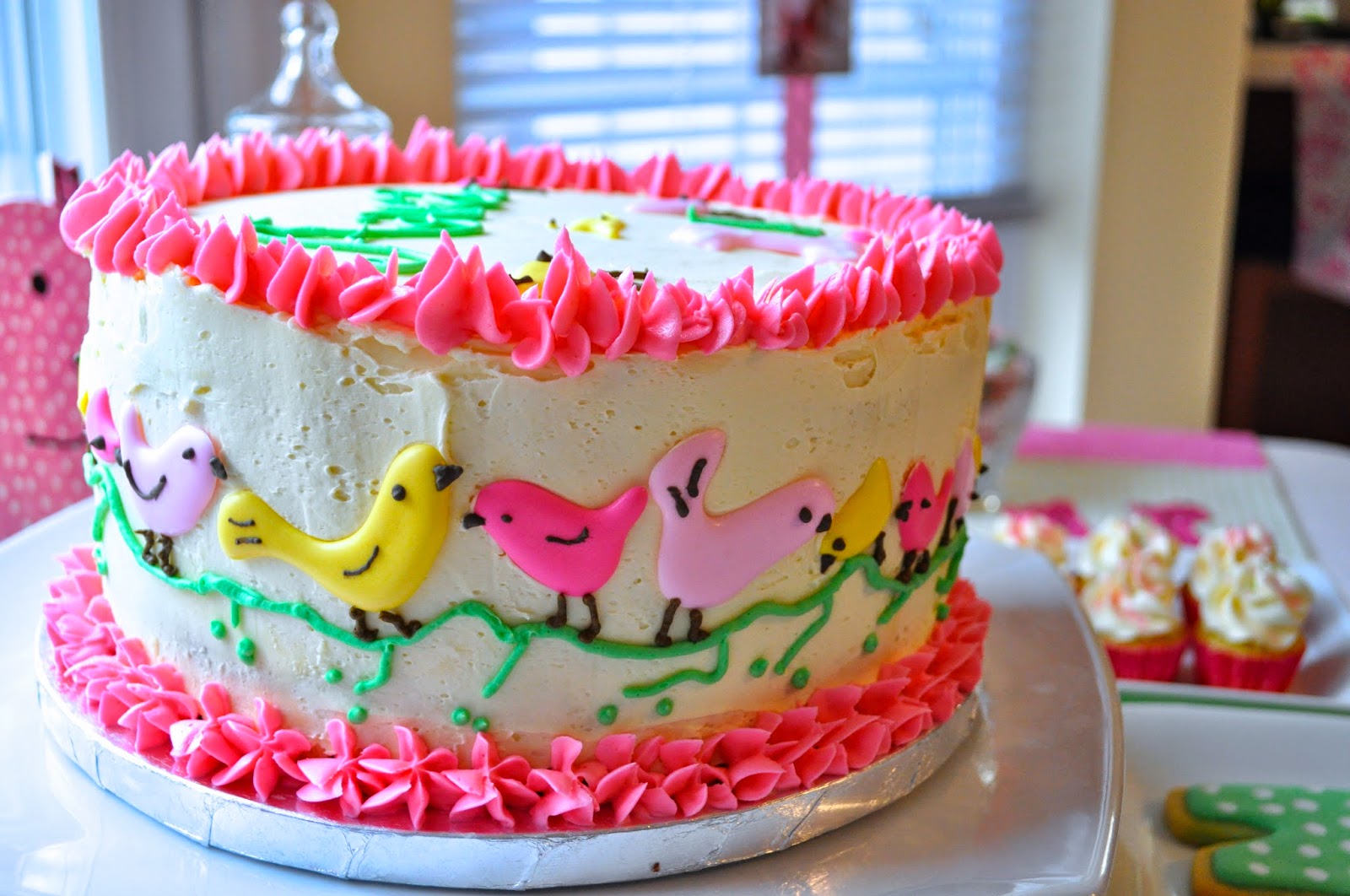 1st birthday cake with little birds around the sides