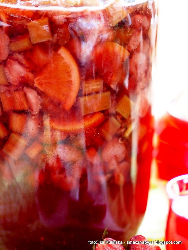 nalewka_truskawkowo_rabarbarowa przepyszna naleweczka, nalewka z truskawek i rabarbaru, truskawki, rabarbar, owoce macerowane w alkoholu, nastaw, jak zrobić wspaniala nalewke, domowe nalewki