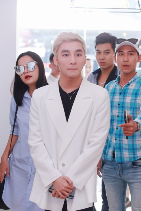 Son Tung dep nhu nam than tai Thu do - Anh 2