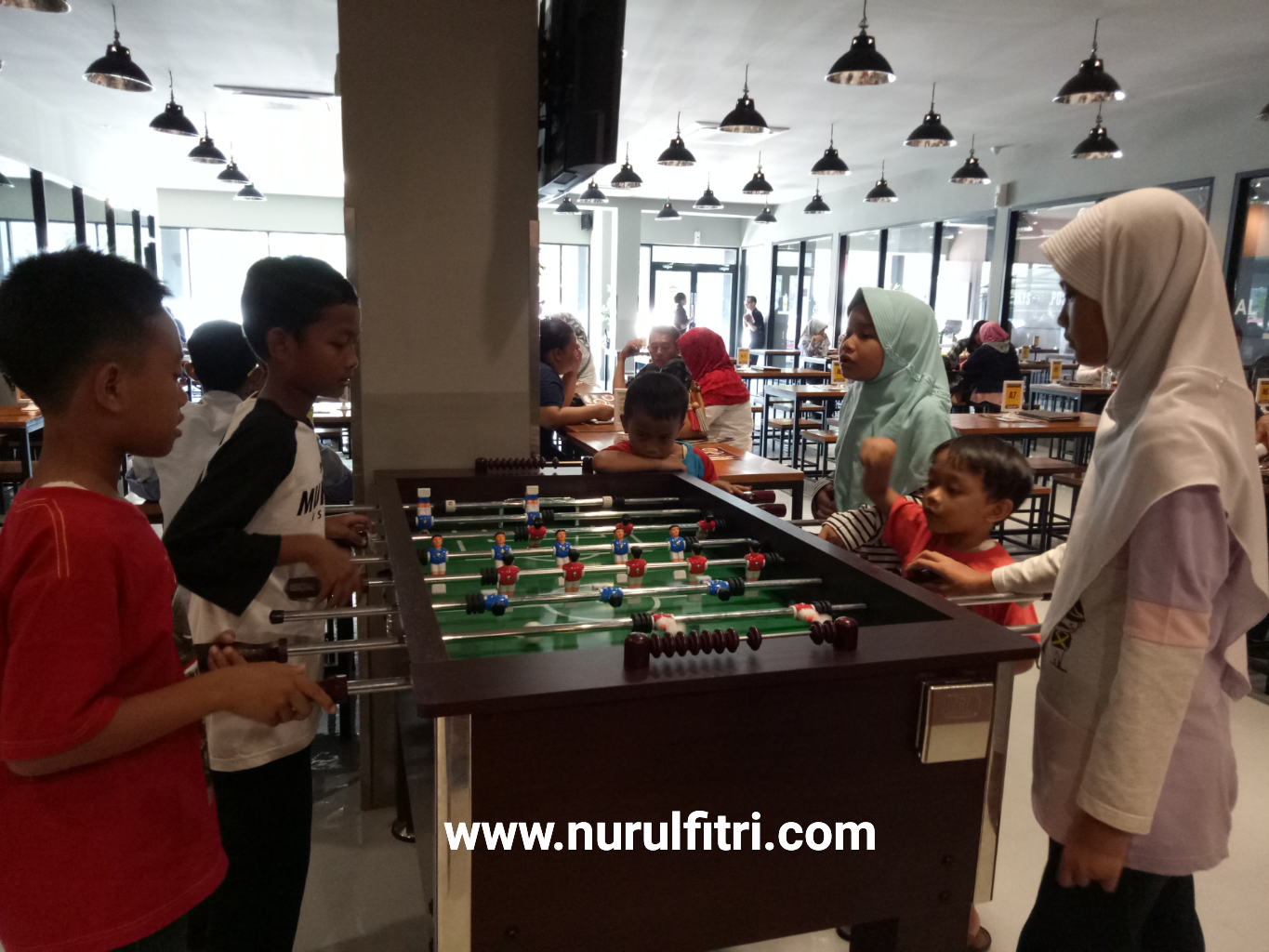 √Upnormal : Tempat Berkumpul Yang Nyaman dan Asyik