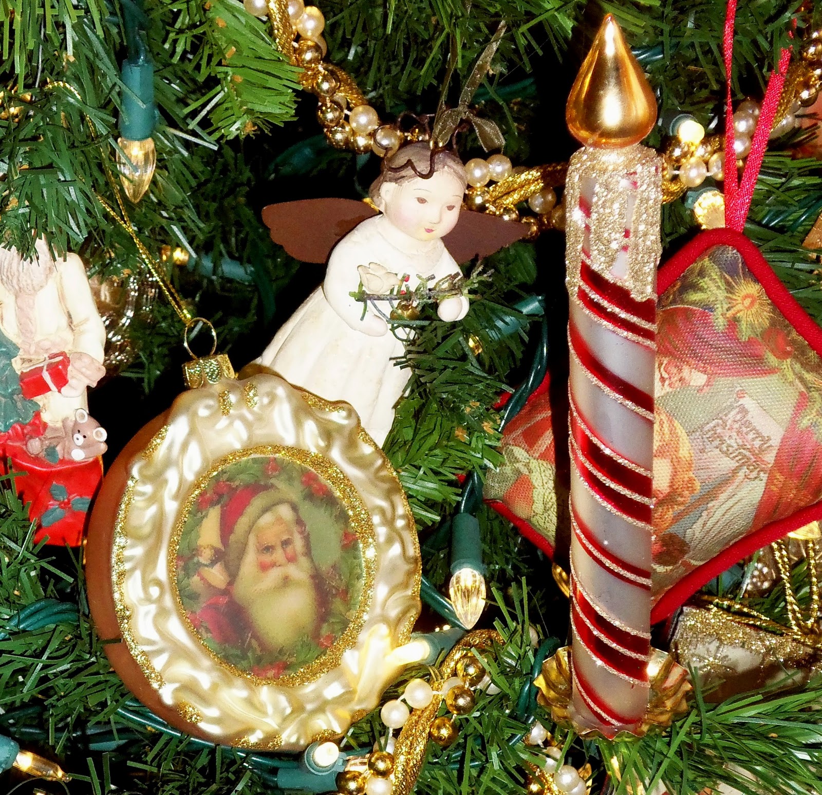 A DEBBIE-DABBLE CHRISTMAS: Living Room Tree & Village, Part 3 ...