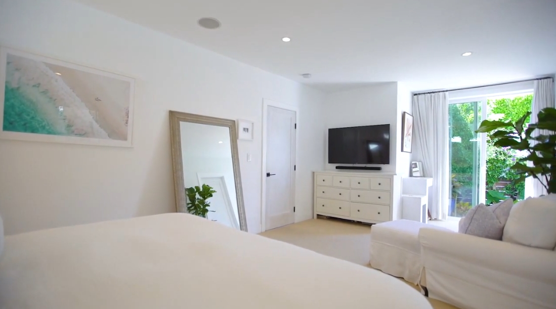 Tour 12 Samoa Way, Pacific Palisades, CA vs. 12 Interior Design Photos