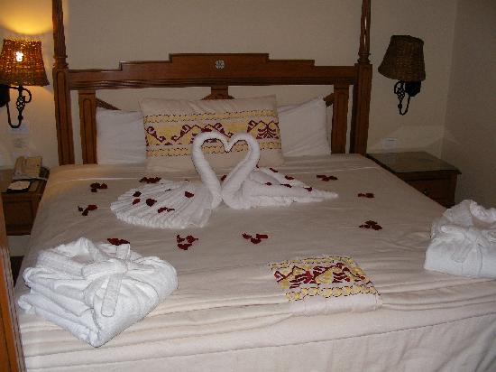Best Honeymoon Planner: Wedding Night (Golden Night) Room ...