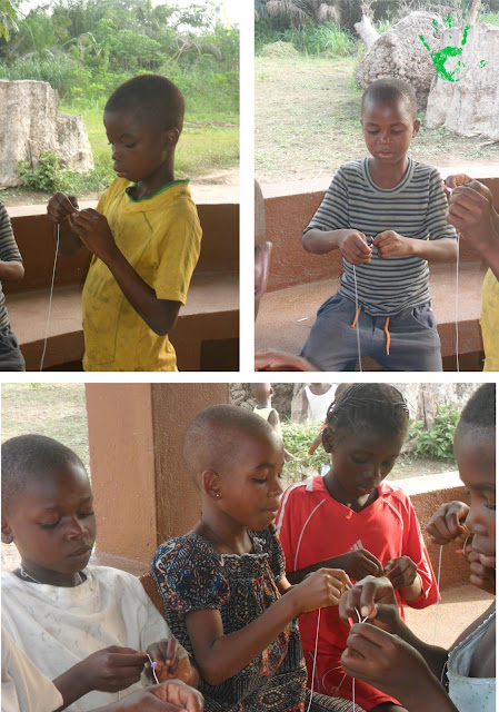 I bambini della Missione in Togo preparano i rosari