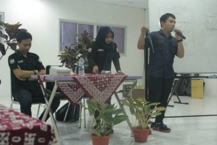 Menyampaikan Materi Diskusi Diskusi Manajemen Event