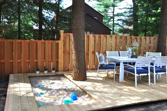 Arenero en terraza con tarima de madera