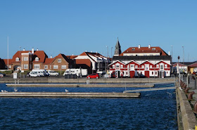 Tipps für einen Tag rund um Skagen. Teil 2: Der Hafen, die Stadt, ein hyggeliges Café und Aalbaek. Mein Tipp: Macht im Hafen von Skagen eine Pause und schaut Euch die schöne Umgebung an!