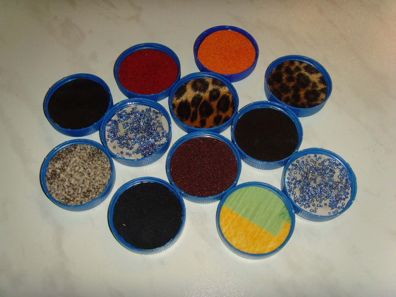 Тактильные крышечки. Тактильное лото своими руками. Сенсорные крышки для детей. Сенсорные крышки. Тактильные крышки для детей.