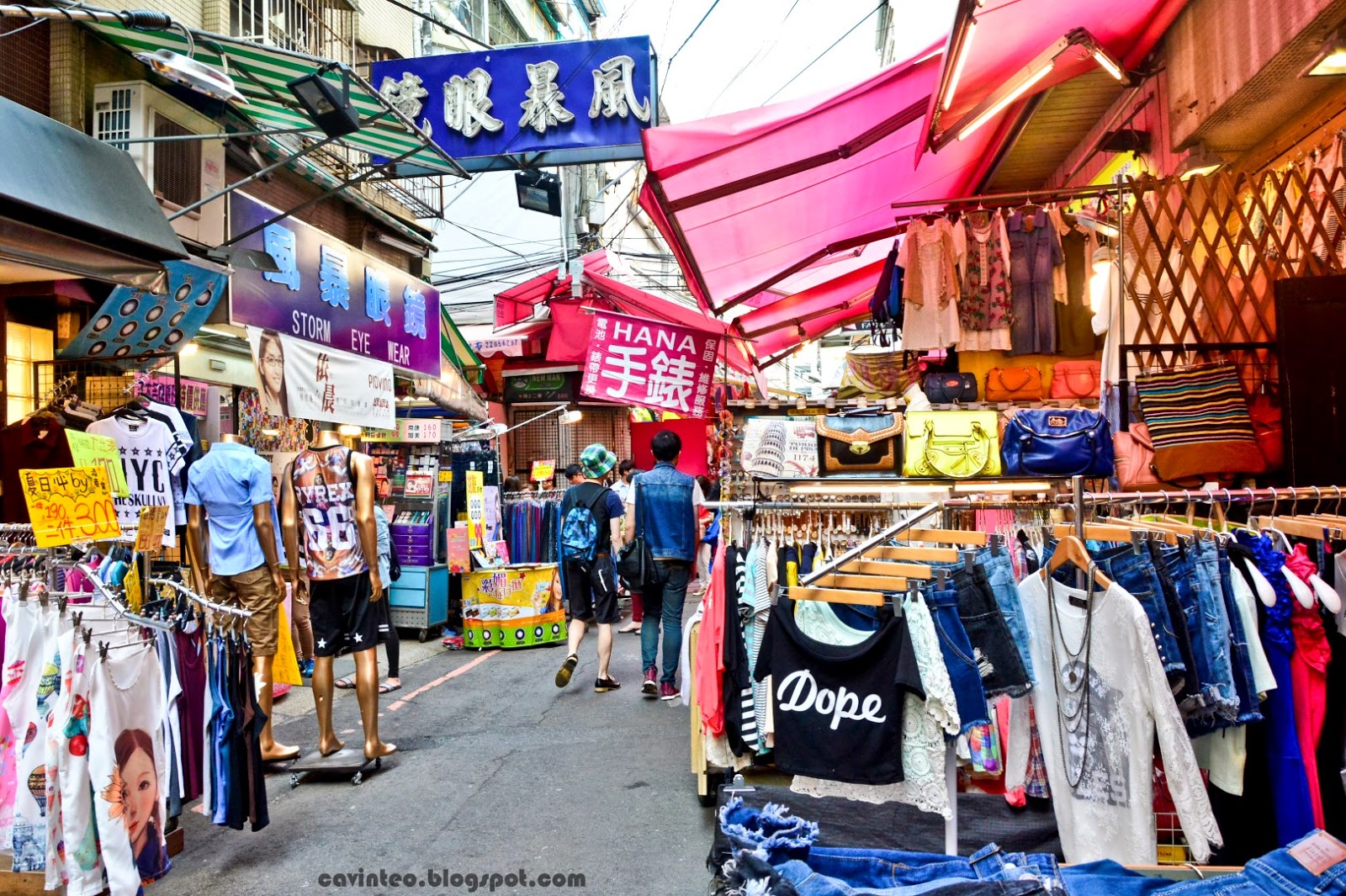 Китайский рынок телефон. Китайский рынок. Ночной рынок в Китае. Китайский рынок одежды в Китае. Ночной рынок Ханой.