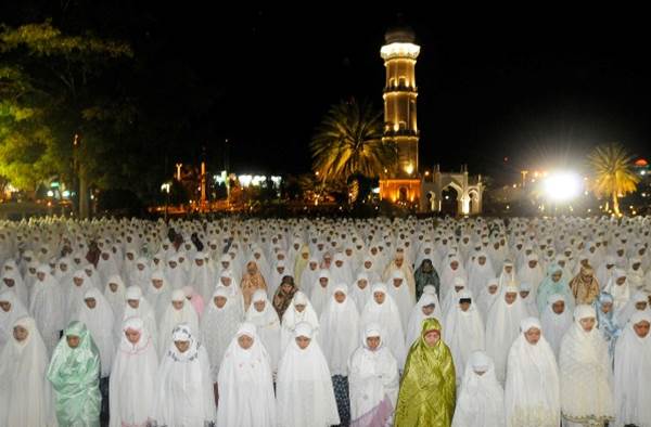 Keutamaan Shalat Tarawih Malam Ke-1 Sampai Malam Ke-30 Keutamaan Shalat Tarawih Malam Ke-1 Sampai Malam Ke-30